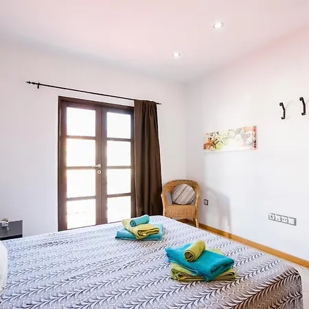 Luxurious 2 Bed Duplex, Wifi, Views, Pools 帕莱索海滩